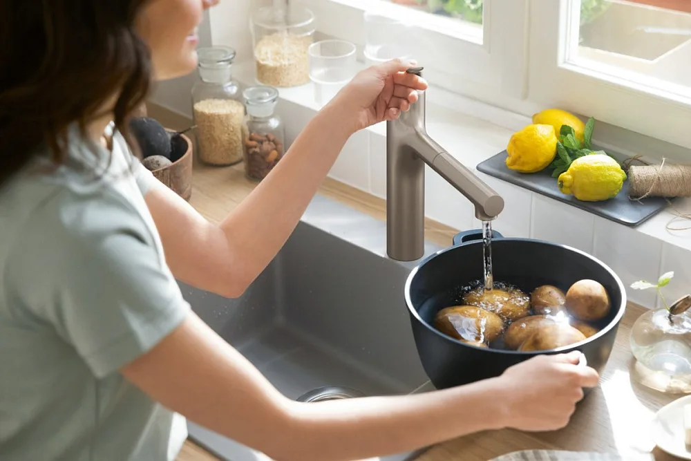 Смеситель для кухни Hansgrohe Zesis M33 74804800 механизм sBox lite, сталь Sancos — официальный сайт