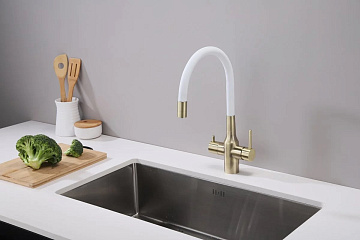 Смеситель для кухни Paulmark Salix 213419-BRw, бронза, белый, с гибким изливом