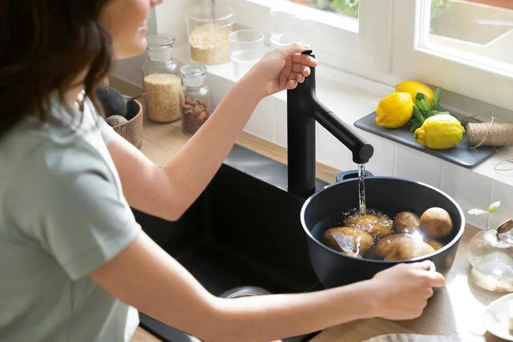Смеситель для кухни Hansgrohe Zesis M33 74804670 механизм sBox lite, черный матовый Sancos — официальный сайт