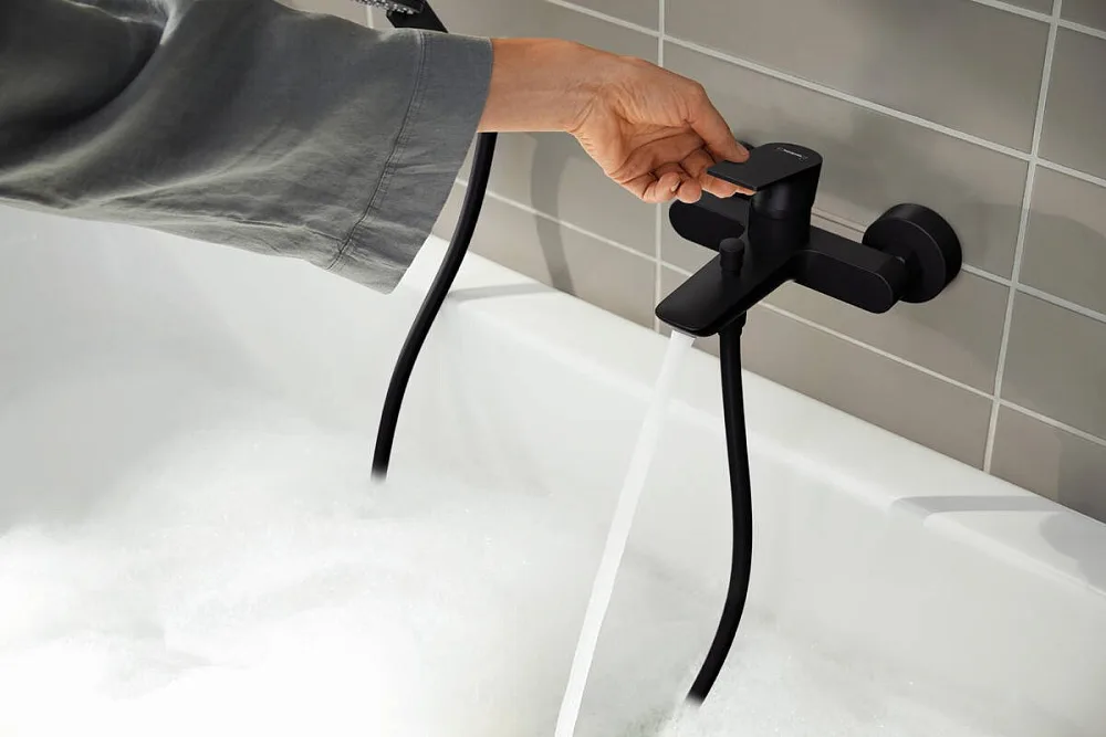 Смеситель для ванны с душем Hansgrohe Rebris E 72450670, черный матовый Sancos — официальный сайт