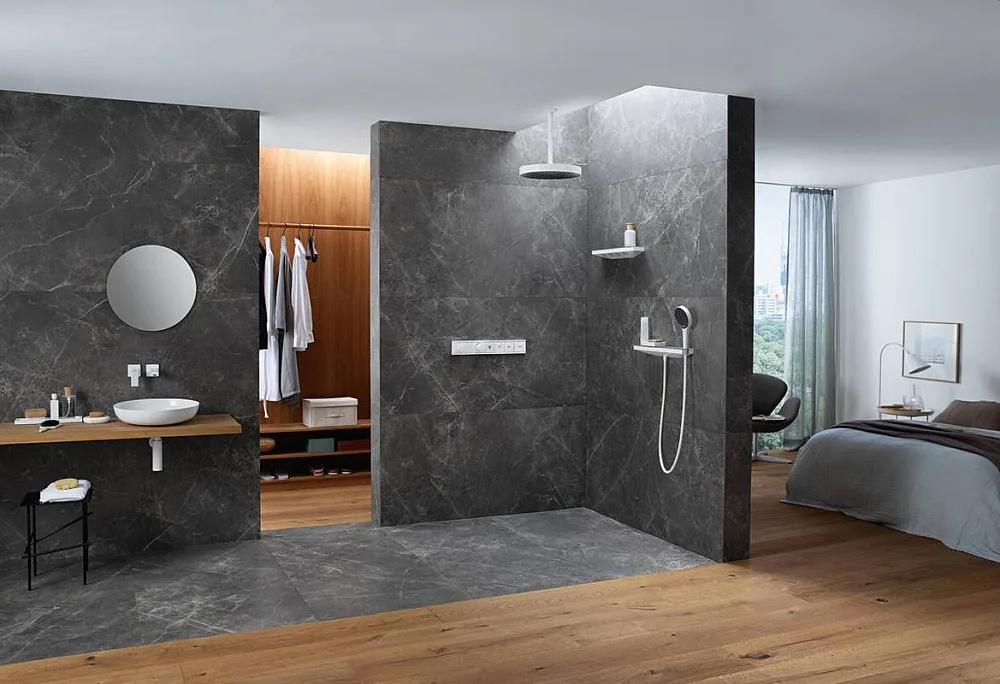 Шланговое подключение Hansgrohe Rainfinity 26858700, с полкой Sancos — официальный сайт