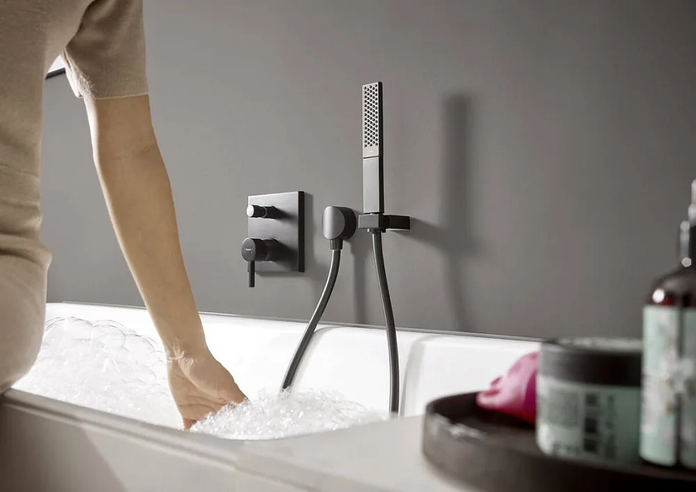 Душевая лейка Hansgrohe Rainfinity 100 26866670 матовый черный Sancos — официальный сайт