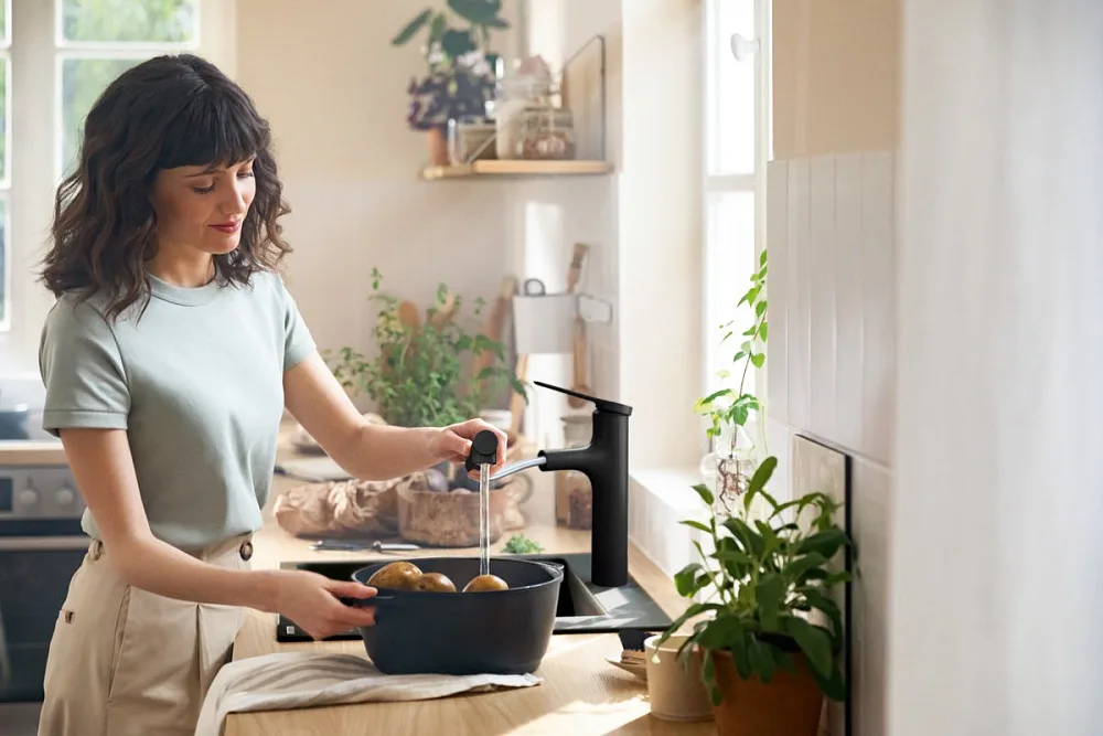 Смеситель для кухни Hansgrohe Zesis M33 74804670 механизм sBox lite, черный матовый Sancos — официальный сайт
