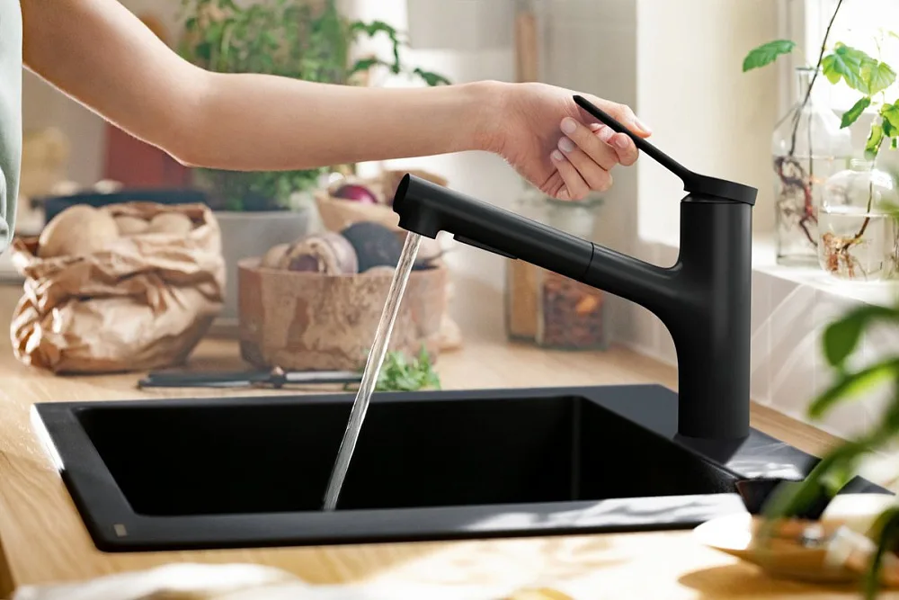 Смеситель для кухни Hansgrohe Zesis M33 74803670 механизм sBox lite, черный матовый Sancos — официальный сайт