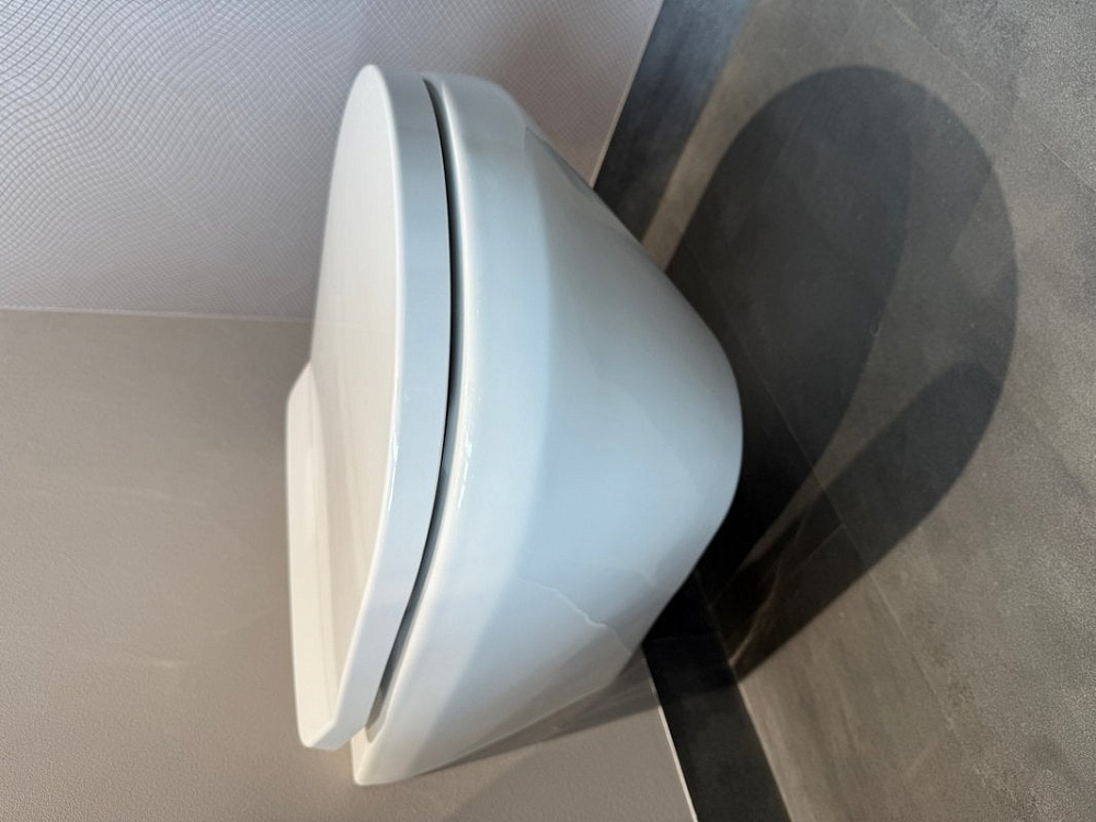 Унитаз подвесной Villeroy & Boch Architectura 4616СВ01 с сиденьем 8М70S101