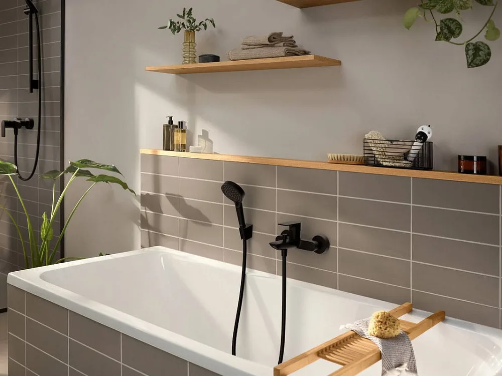 Смеситель для ванны с душем Hansgrohe Rebris E 72450670, черный матовый Sancos — официальный сайт