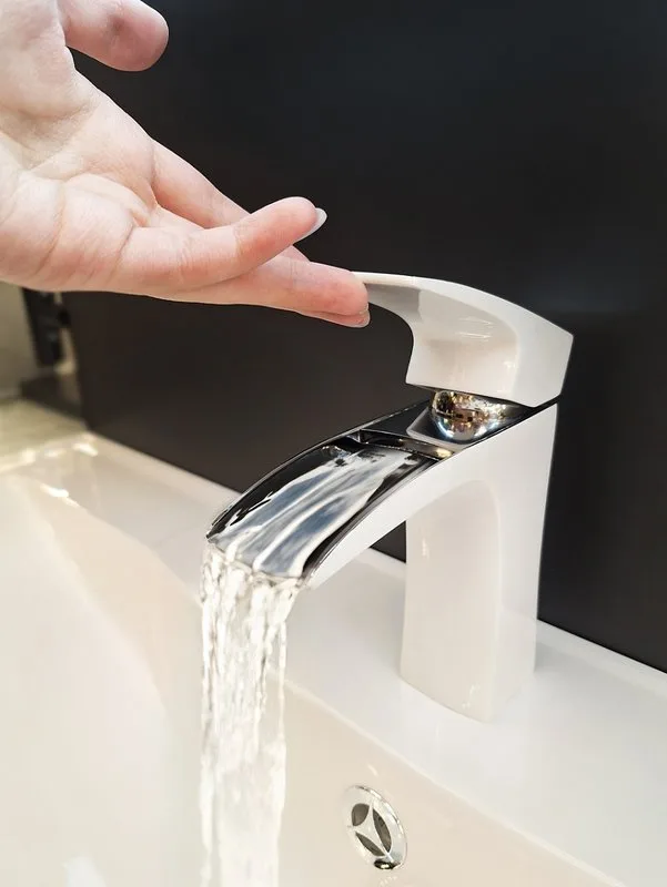 Смеситель для раковины AltroBagno Cascata 0111 BiCr белый, хром Sancos — официальный сайт