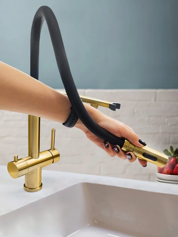 Смеситель для кухни AltroBagno Flusso 050202 OrSp с гибким изливом, матовое золото Sancos — официальный сайт