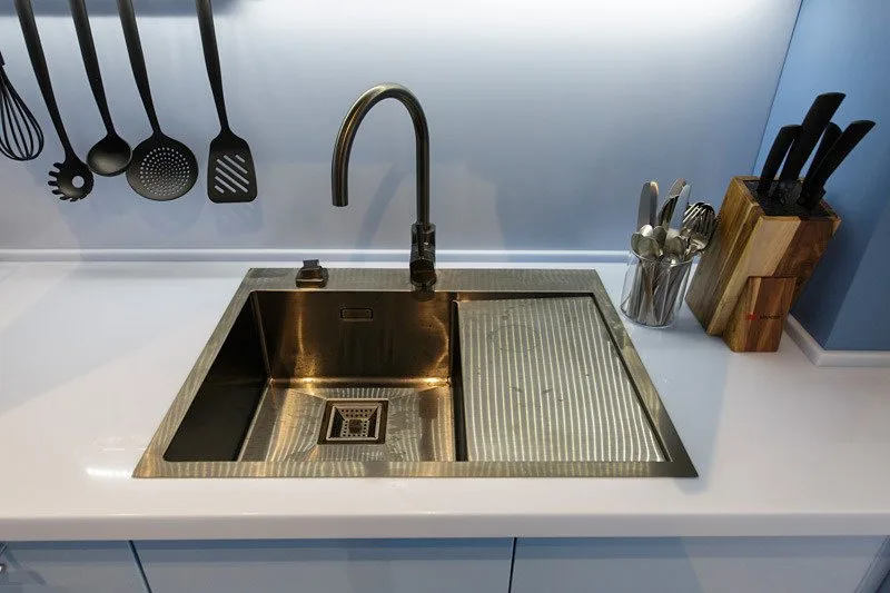 Смеситель для кухни Omoikiri Wakayama PVD-GM вороненая сталь Sancos — официальный сайт