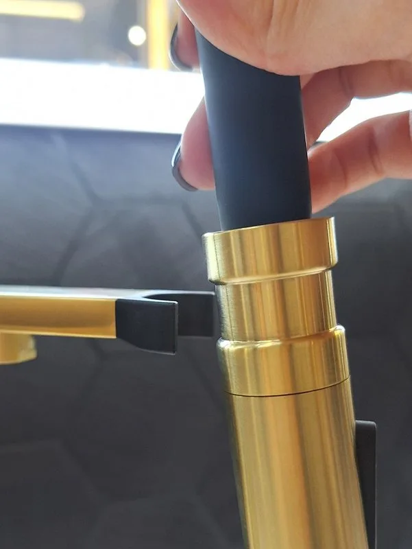 Смеситель для кухни AltroBagno Flusso 050202 OrSp с гибким изливом, матовое золото Sancos — официальный сайт