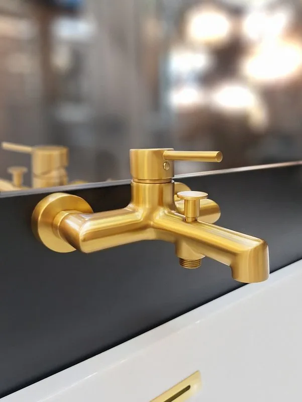 Смеситель для ванны с душем AltroBagno Metropoli 0219 OrSp, матовое золото Sancos — официальный сайт