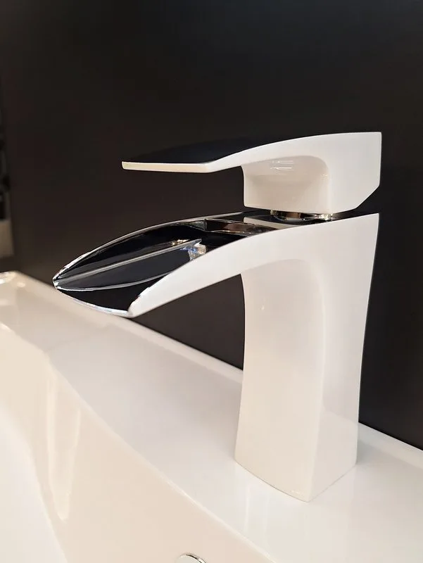 Смеситель для раковины AltroBagno Cascata 0111 BiCr белый, хром Sancos — официальный сайт