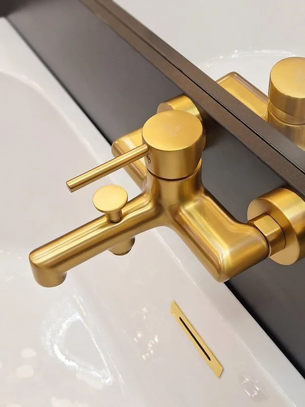 Смеситель для ванны с душем AltroBagno Metropoli 0219 OrSp, матовое золото Sancos — официальный сайт