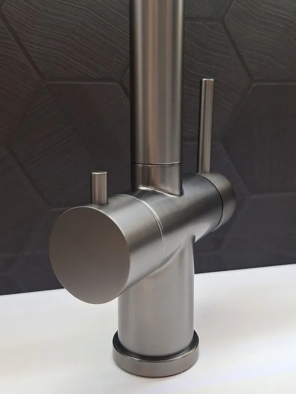 Смеситель для кухни AltroBagno Flusso 050203 GrMt с гибким изливом, оружейная сталь Sancos — официальный сайт